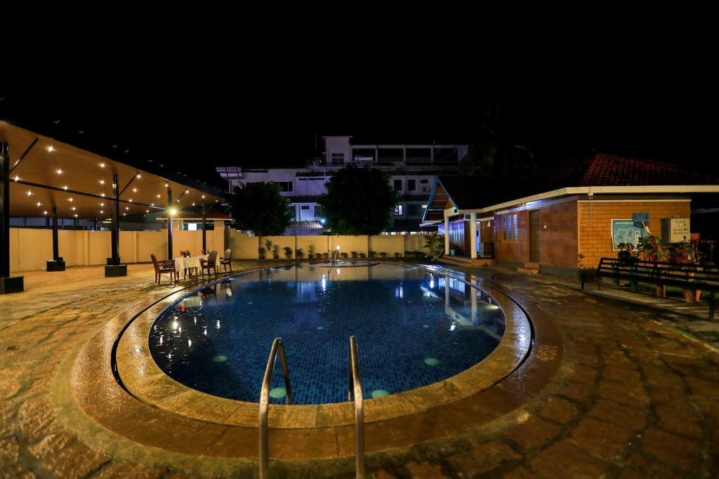 Issacs Hotel Regency Exterior